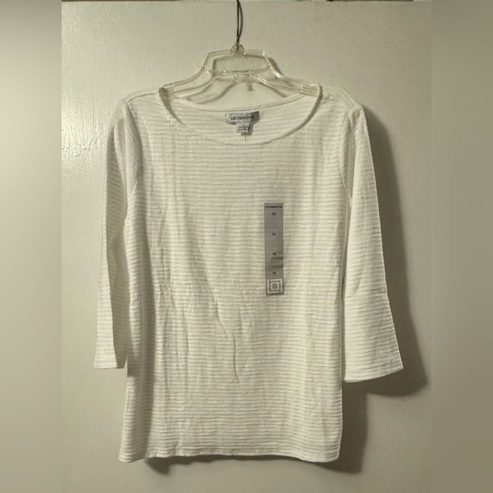 NWT-Liz Claiborne women’s white striped-textured lines, 3/4 top. Size medium.